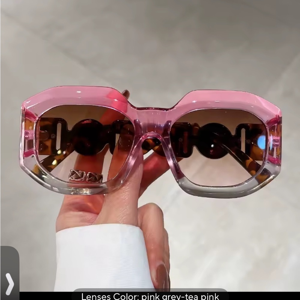 Stylish Pink Gradient Sunglasses
3340